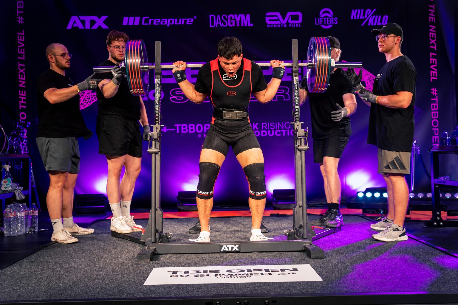 Aaron bei der Kniebeuge auf einem Powerlifting-Wettkampf